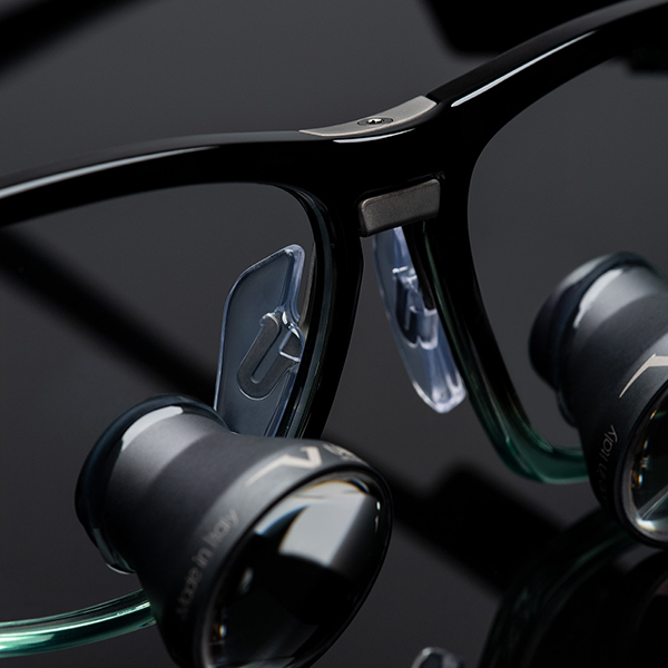 Dettaglio delle ottiche galileiane e del ponte ergonomico delle loupes Univet Look & Cool